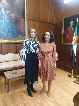 La presidenta del Tribunal Superior de Justicia de Extremadura, María Félix Tena Aragón, ha recibido y acompañado en la visita a la presidenta autonómica, María Guardiola Martín